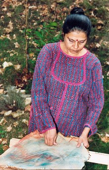 Anju Chauduri, installant la pâte sur le tamis